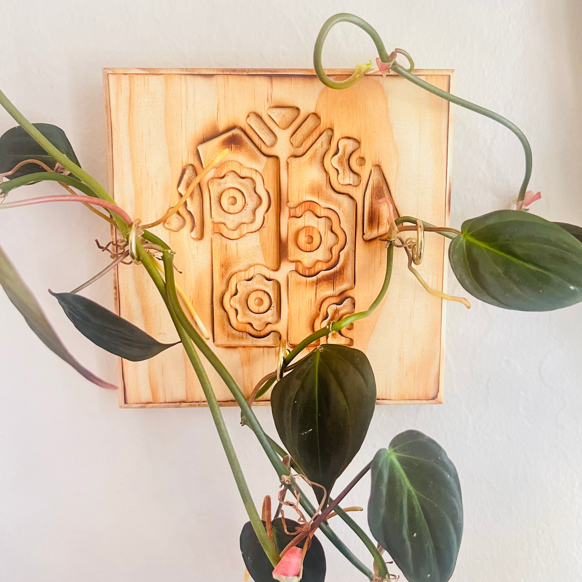 Wooden_wall_trellis_for_plants_or_key_holder_with_Hawaii_Shirt_design